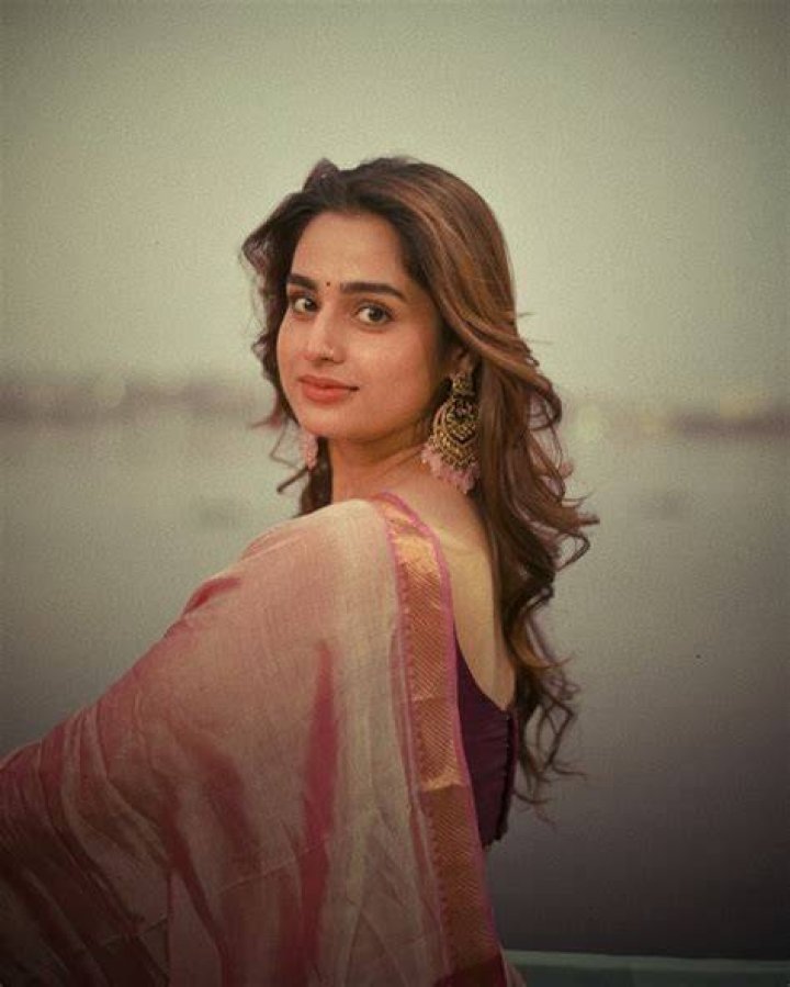 Ayesha Khan: The Timeless Beauty And Her Journey Through Age