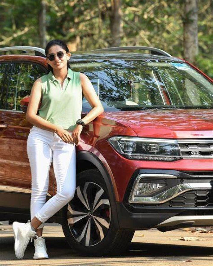 Mamitha's Height: Unveiling Her Stature